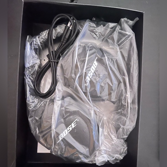 Bose Quietcomfort 35 BLACK NEW - Picture 2 of 2